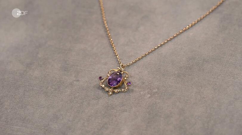 Wendela Horz datierte ein Collier mit Anh&auml;nger in den 1890er Jahren.