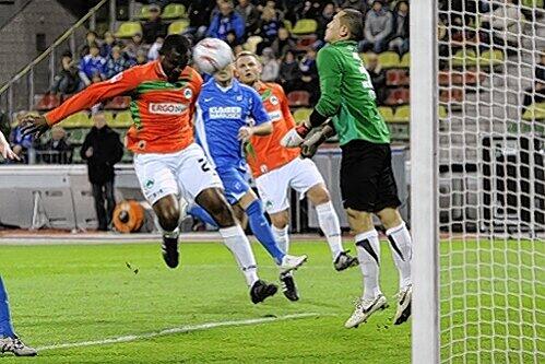 Es sollte einfach nicht sein: Hier scheitert Fürths Kingsley Onuegbu (l.) an KSC-Keeper Luis Robles.