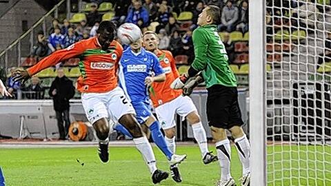 Es sollte einfach nicht sein: Hier scheitert Fürths Kingsley Onuegbu (l.) an KSC-Keeper Luis Robles.