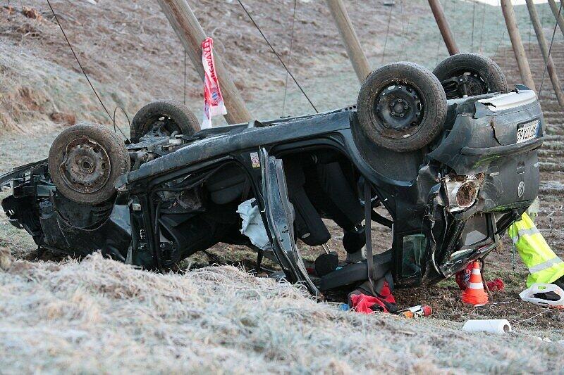Die schrecklichen Bilder vom Unfall in der Holledau: Ein Teenager starb, als der Polo die steile Böschung hinabstürzte, zwei wurden schwer verletzt.
