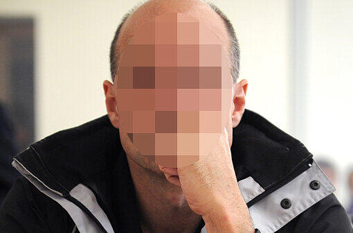 Der Angeklagte Thomas Drach sitzt im Saal 288 des Strafjustitzgebäudes vor dem Landgericht in Hamburg.