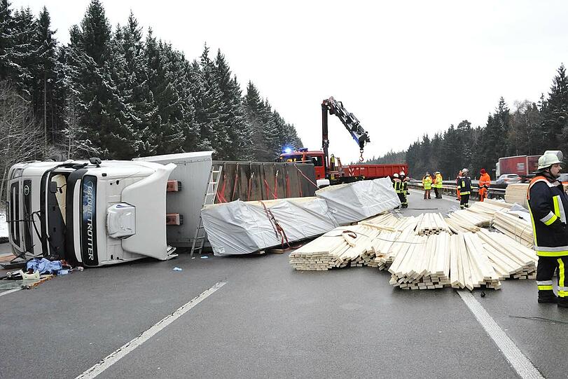 Holz geladen: Auf der Autobahn ist ein Lkw umgekippt.