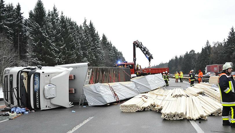 Holz geladen: Auf der Autobahn ist ein Lkw umgekippt. Holz geladen: Auf der Autobahn ist ein Lkw umgekippt.