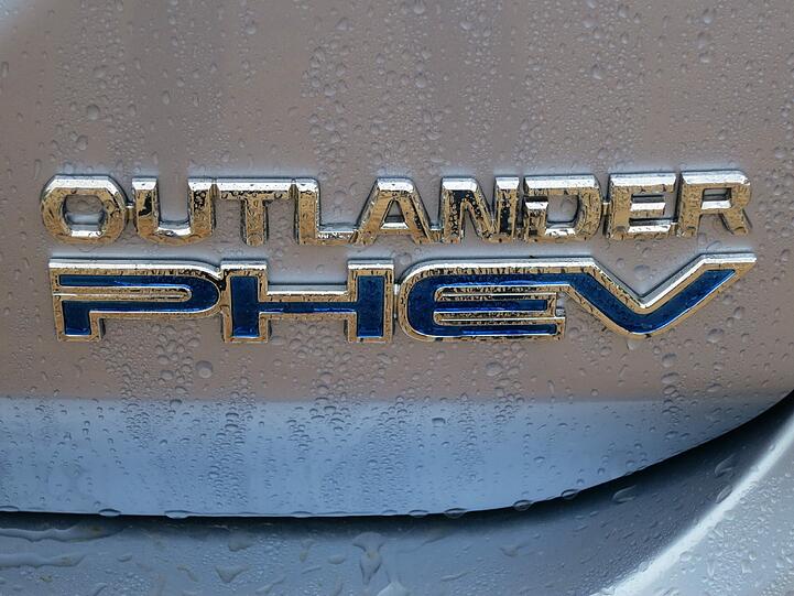 Geglättete Front, dank E-Motor auf der Hinterachse mit Allradantrieb: Der Mitsubishi Outlander PHEV glänzt mit zukunftsweisender Technik.