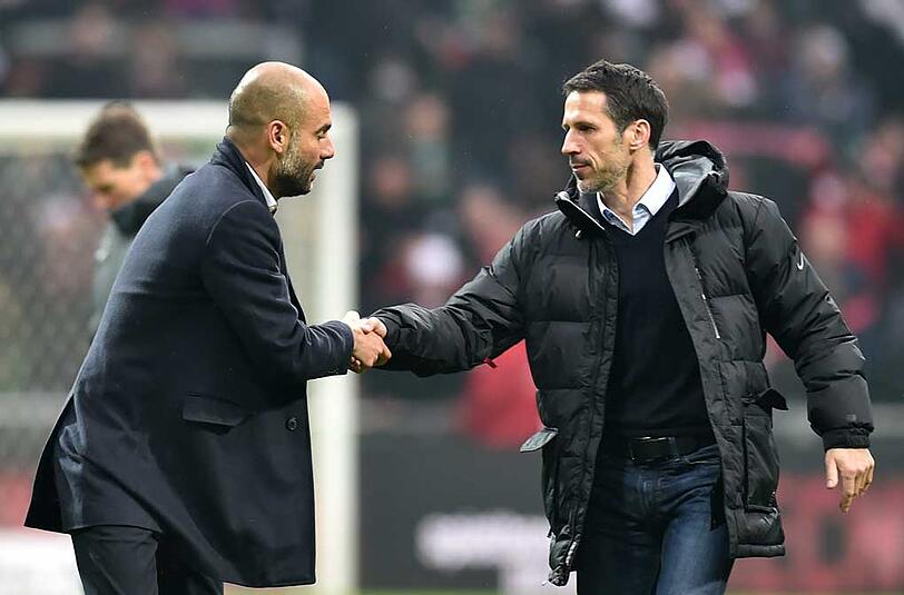 Alles gut. Bayerns Trainer Pep Guardiola (l) gibt Werders Sportdirektor Thomas Eichin nach Spielende die Hand.