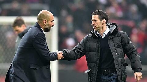 Alles gut. Bayerns Trainer Pep Guardiola (l) gibt Werders Sportdirektor Thomas Eichin nach Spielende die Hand.