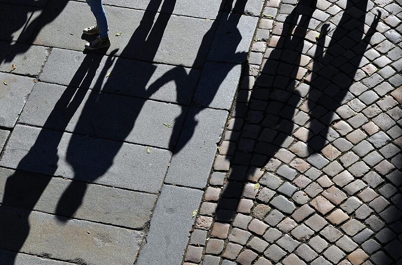 Eine Familie beim Spaziergang. Foto: Matthias Hiekel/Illustration