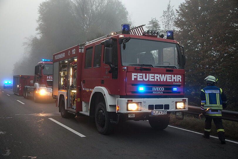 Schwerer Unfall im Morgennebel auf der B20 - die Bilder von der Bergung
