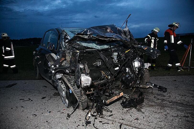 Bei dem Aufprall wurde der Motor aus dem Opel gerissen - die Bilder vom Bergungseinsatz am Sonntagabend.