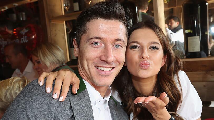 Robert Lewandowski mit seiner Frau Anna beim Wiesnbesuch mit dem FC Bayern.