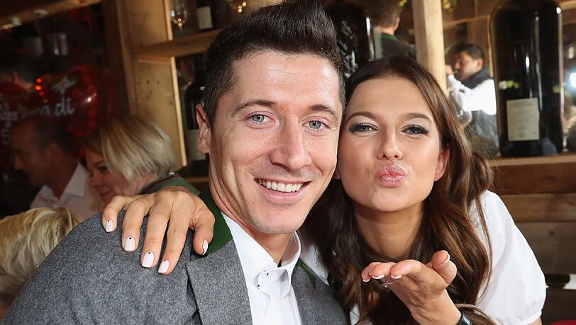 Robert Lewandowski mit seiner Frau Anna beim Wiesnbesuch mit dem FC Bayern. Robert Lewandowski mit seiner Frau Anna beim Wiesnbesuch mit dem FC Bayern.