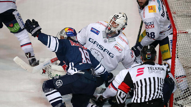 EHC-Stürmer Jon Matsumoto feiert sein 2:0 gegen Berlin.