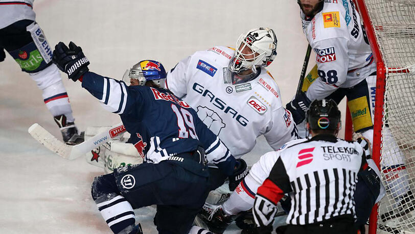 EHC-Stürmer Jon Matsumoto feiert sein 2:0 gegen Berlin. EHC-Stürmer Jon Matsumoto feiert sein 2:0 gegen Berlin.