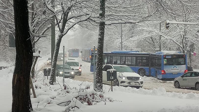 Zurück in den Münchner Süden: Am Giesinger Berg standen am Donnerstagvormittag drei Busse quer.