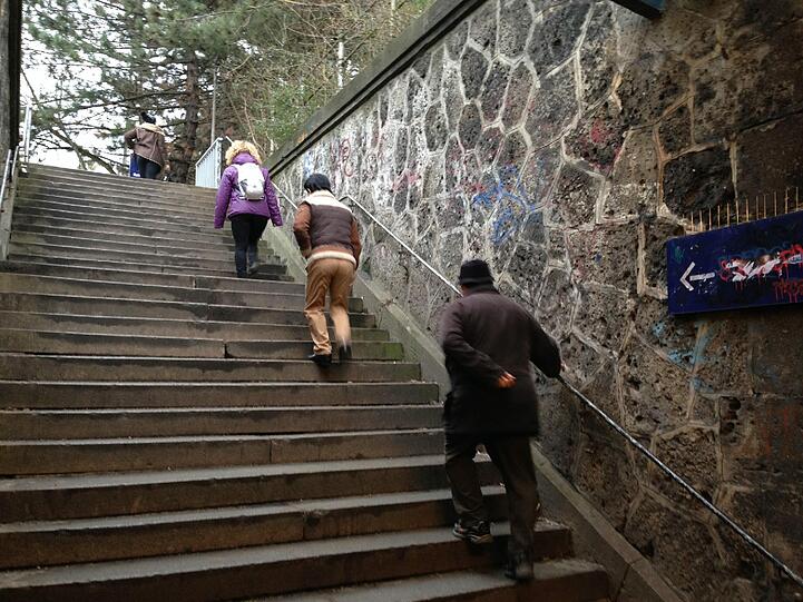 Der Treppenaufgang zur S-Bahnstation Laim von der Laimer Unterführung aus ist vor allem für ältere Menschen beschwerlich: Die Treppenstufen sind ausgelatscht, uneben und verlaufen in unregelmäßigen Abständen.