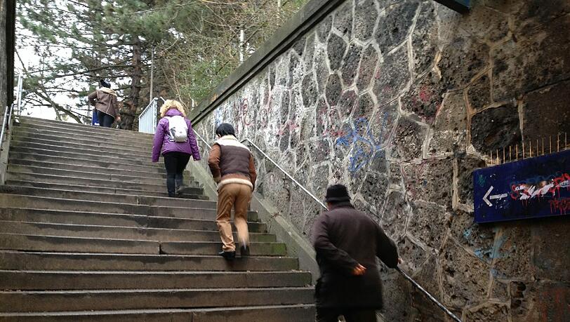 Der Treppenaufgang zur S-Bahnstation Laim von der Laimer Unterführung aus ist vor allem für ältere Menschen beschwerlich: Die Treppenstufen sind ausgelatscht, uneben und verlaufen in unregelmäßigen Abständen. Der Treppenaufgang zur S-Bahnstation Laim von der Laimer Unterführung aus ist vor allem für ältere Menschen beschwerlich: Die Treppenstufen sind ausgelatscht, uneben und verlaufen in unregelmäßigen Abständen.