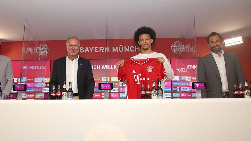Die Bosse mit ihrem Wunschspieler &ndash; coronabedingt getrennt durch Plexiglasscheiben. Dass Karl-Heinz Rummenigge und Hasan Salihamidzic den Nationalspieler präsentieren konnten, haben sie nicht zuletzt Joshua Kimmich zu verdanken.