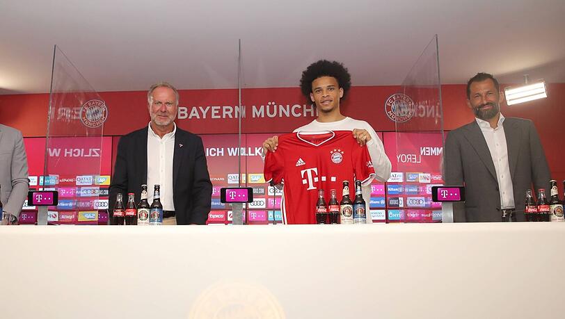 Die Bosse mit ihrem Wunschspieler – coronabedingt getrennt durch Plexiglasscheiben. Dass Karl-Heinz Rummenigge und Hasan Salihamidzic den Nationalspieler präsentieren konnten, haben sie nicht zuletzt Joshua Kimmich zu verdanken. Die Bosse mit ihrem Wunschspieler – coronabedingt getrennt durch Plexiglasscheiben. Dass Karl-Heinz Rummenigge und Hasan Salihamidzic den Nationalspieler präsentieren konnten, haben sie nicht zuletzt Joshua Kimmich zu verdanken.