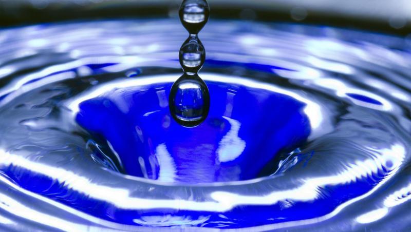 Ein Wassertropfen fällt in eine blaue Wasserschüssel. Foto: Jens Büttner/Archiv Ein Wassertropfen fällt in eine blaue Wasserschüssel. Foto: Jens Büttner/Archiv