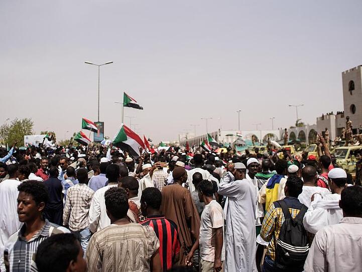 Sudanesische Demonstranten versammeln sich vor dem Verteidigungsministerium, um die Bildung einer Zivilregierung zu fordern.