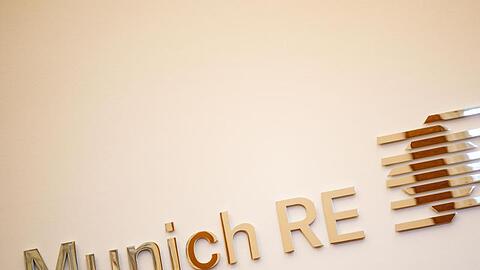 Das Logo von Munich Re ist in der Lobby des Rückversicherers zu sehen.