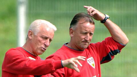 Stuttgarts damaliger Co-Trainer Andreas Brehme (r) bespricht sich mit dem italienischen Cheftrainer Giovanni Trapattoni während des Trainings beim VfB Stuttgart. Fußball-Weltmeister Andreas Brehme ist im Alter von 63 Jahren gestorben.
