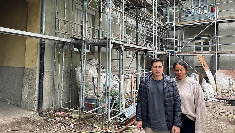 Alia Tagba (r.) und Lee Burger-Tagba wollen sich nicht aus Sendling vertreiben lassen - auch wenn ihre Wohnsituation mittlerweile zur Belastung geworden ist.Der Eigentümer bietet indes Luxuswohnungen auf seiner Webseite zum Verkauf.