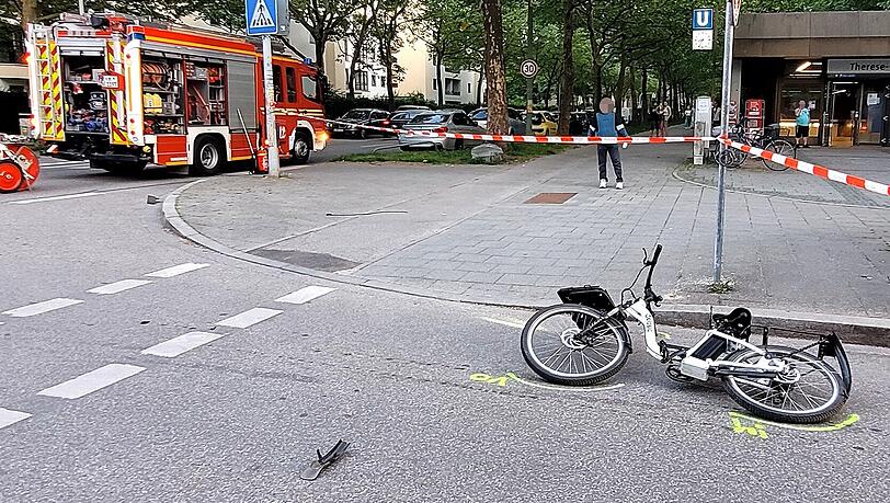 In der Therese-Giehse-Allee ist ein 20-jähriger Radfahrer von einem Auto erfasst und schwer verletzt worden. In der Therese-Giehse-Allee ist ein 20-jähriger Radfahrer von einem Auto erfasst und schwer verletzt worden.