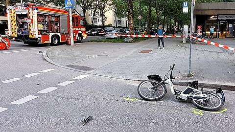 In der Therese-Giehse-Allee ist ein 20-jähriger Radfahrer von einem Auto erfasst und schwer verletzt worden. In der Therese-Giehse-Allee ist ein 20-jähriger Radfahrer von einem Auto erfasst und schwer verletzt worden.