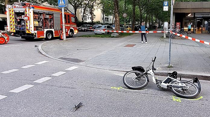 In der Therese-Giehse-Allee ist ein 20-jähriger Radfahrer von einem Auto erfasst und schwer verletzt worden. In der Therese-Giehse-Allee ist ein 20-jähriger Radfahrer von einem Auto erfasst und schwer verletzt worden.