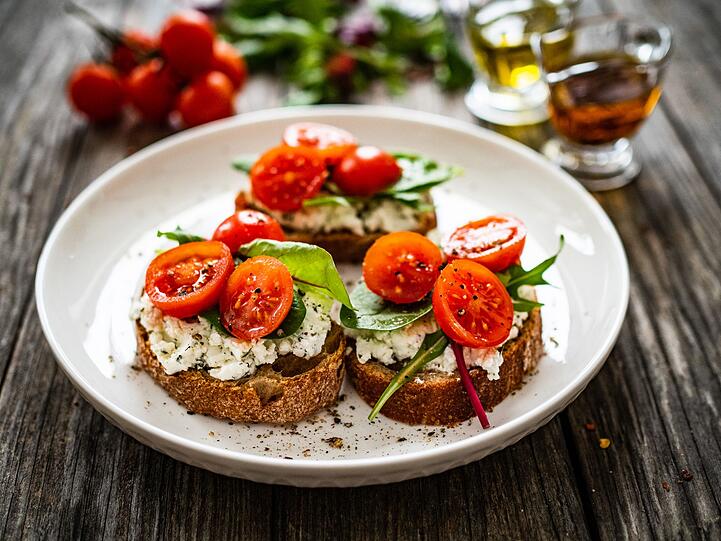 Hüttenkäse lässt sich natürlich wie andere Käsesorten auch, auf Brot genießen. Mit Roggenbrot, Avocado, Tomaten oder Rucola macht er sich besonders gut. Man kann den körnigen Frischkäse auch als Eiweißquelle in Salate mischen. Auf TikTok liegt Hüttenkäse im Trend, dort finden sich viele leckere Rezepte. Ein echter Genuss ist der sogenannte Protein-Wrap mit Hüttenkäse - und gesund ist er auch. Hüttenkäse lässt sich natürlich wie andere Käsesorten auch, auf Brot genießen. Mit Roggenbrot, Avocado, Tomaten oder Rucola macht er sich besonders gut. Man kann den körnigen Frischkäse auch als Eiweißquelle in Salate mischen. Auf TikTok liegt Hüttenkäse im Trend, dort finden sich viele leckere Rezepte. Ein echter Genuss ist der sogenannte Protein-Wrap mit Hüttenkäse - und gesund ist er auch.