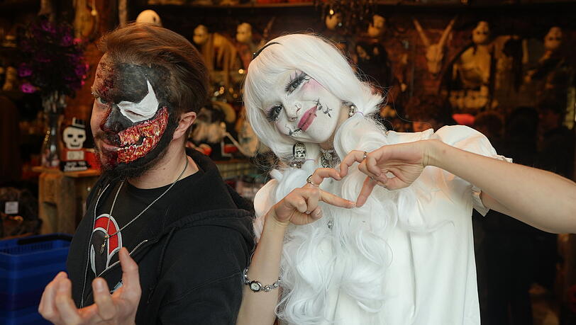 Michael Fischer (li.) leitet den &bdquo;Halloween Gore Store&ldquo; in der M&uuml;llerstra&szlig;e. Auch seine Mitarbeiterin Denise Sperling (22) ist Halloween-begeistert.