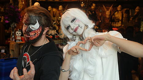 Michael Fischer (li.) leitet den &bdquo;Halloween Gore Store&ldquo; in der M&uuml;llerstra&szlig;e. Auch seine Mitarbeiterin Denise Sperling (22) ist Halloween-begeistert.