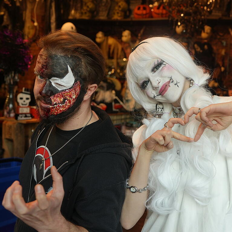 Michael Fischer (li.) leitet den &bdquo;Halloween Gore Store&ldquo; in der M&uuml;llerstra&szlig;e. Auch seine Mitarbeiterin Denise Sperling (22) ist Halloween-begeistert.
