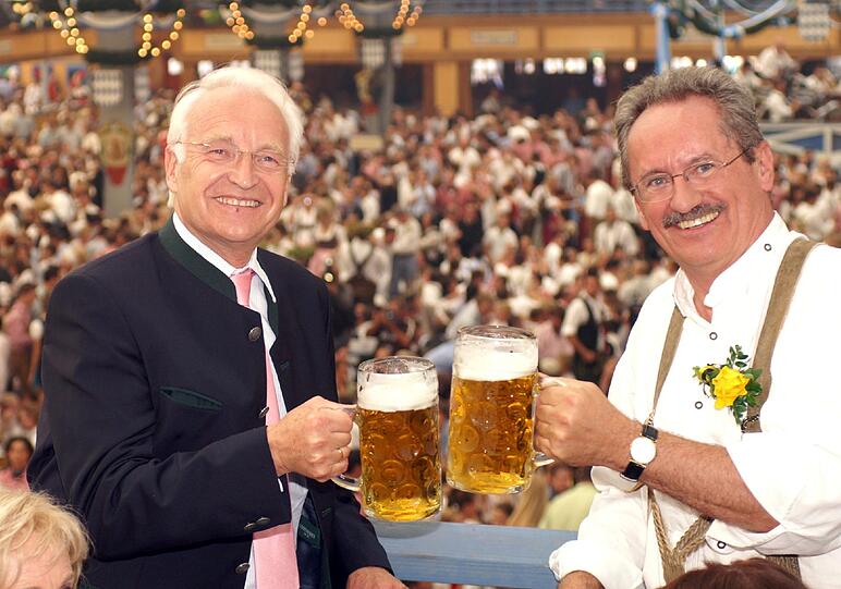 Anstoßen beim Trachtenumzug: Ausgerechnet Edmund Stoiber (l., CSU) hat Christian Ude (SPD) Kandidatur bei der Landtagswahl ermuntert.
