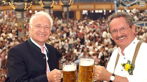 Anstoßen beim Trachtenumzug: Ausgerechnet Edmund Stoiber (l., CSU) hat Christian Ude (SPD) Kandidatur bei der Landtagswahl ermuntert.