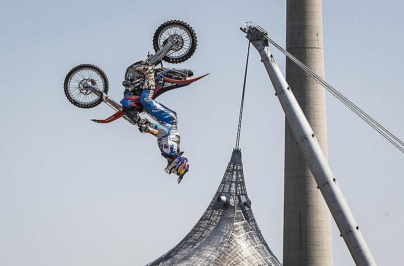 Zwölf der weltbesten Freestyle Motocrosser werden mit ihren Bikes über den Olympiasee fliegen &ndash; auf dem ersten FMX-Track, der jemals auf dem Wasser gebaut wurde.