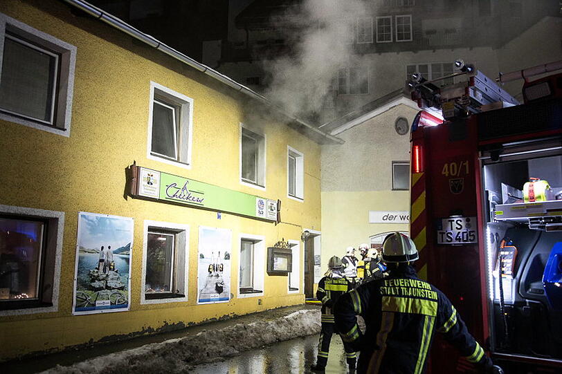 Die schnell eintreffende Feuerwehr hatte das Feuer zum Glück schnell unter Kontrolle, so dass ein Ausbreiten auf das restliche Gebäude verhindert werden konnte.