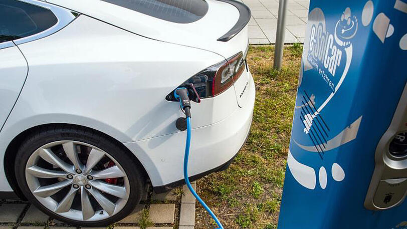 Ein Elektroauto an einer Stromtankstelle: E-Autos sind weiterhin Ladenhüter.
