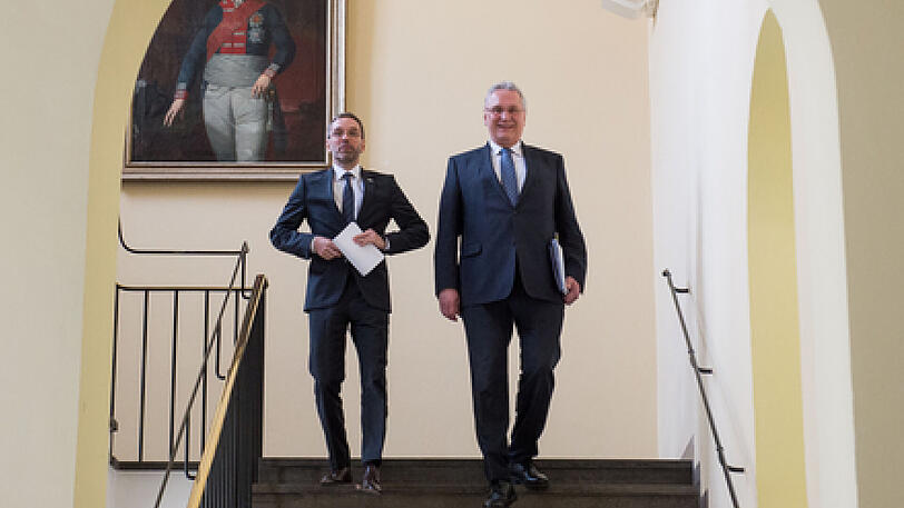 Joachim Herrmann (CSU, r), Innenminister von Bayern, und Herbert Kickl (FPÖ), Innenminister von Österreich, kommen beim Antrittsbesuch im Bayerischen Innenministerium zur Pressekonferenz.