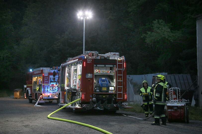 Kurioser Einsatz in Gars am Inn: Eine Person wollte in einer Garage Fleisch räuchern - und rief damit die Feuerwehr auf den Plan. Die Bilder vom Einsatz.