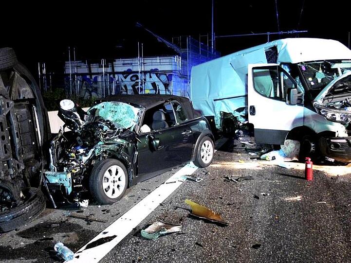Bei einem Unfall zertrümmerte Autos und Kleinlaster stehen auf der Autobahn 5 bei Erzhausen. Gaffer und eine fehlende Rettungsgasse erschwerten die Einsatzarbeiten.