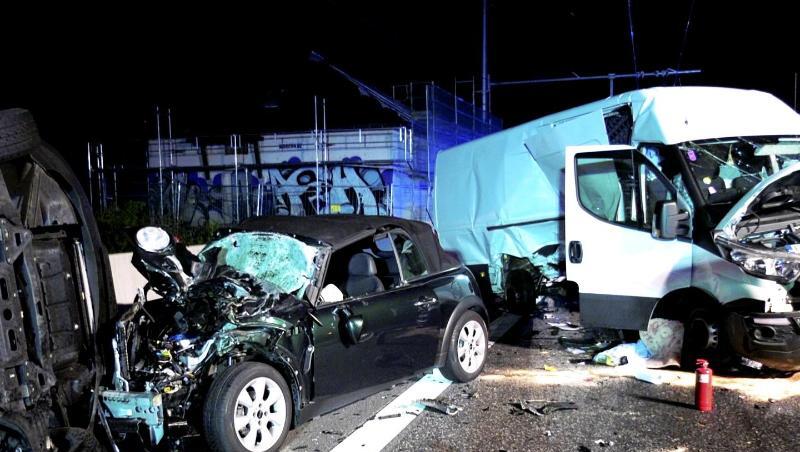 Bei einem Unfall zertrümmerte Autos und Kleinlaster stehen auf der Autobahn 5 bei Erzhausen. Gaffer und eine fehlende Rettungsgasse erschwerten die Einsatzarbeiten. Bei einem Unfall zertrümmerte Autos und Kleinlaster stehen auf der Autobahn 5 bei Erzhausen. Gaffer und eine fehlende Rettungsgasse erschwerten die Einsatzarbeiten.