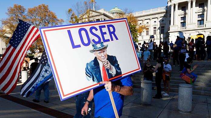 Wie dieser Demonstrant in Harrisburg sehen Donald Trump nach vier Jahren Amtszeit viele Menschen weltweit: als Verlierer.