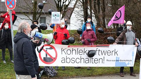 Mit schwarzen Luftballons demonstrierten Klima-Aktivisten gegen die Pläne der Stadtwerke.