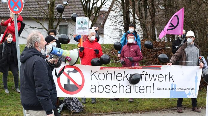 Mit schwarzen Luftballons demonstrierten Klima-Aktivsten gegen die Pläne der Stadtwerke.