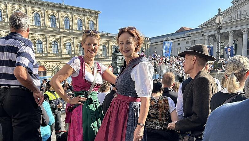 Carolin Andermann (l.) und Manuela Barm sehen auf Leitern besser. Carolin Andermann (l.) und Manuela Barm sehen auf Leitern besser.