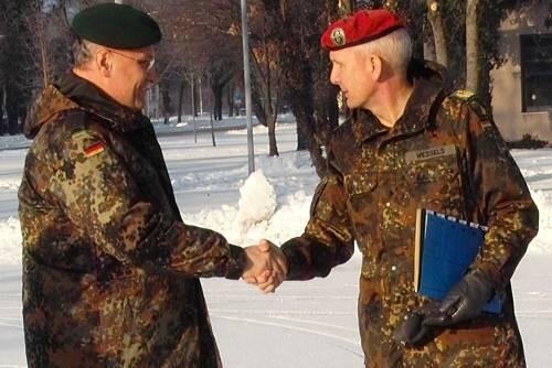 Bayerns oberster Soldat Gert Wessels mit Innenminister Joachim Herrmann bei einer Wehrübung.