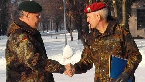 Bayerns oberster Soldat Gert Wessels mit Innenminister Joachim Herrmann bei einer Wehrübung. Bayerns oberster Soldat Gert Wessels mit Innenminister Joachim Herrmann bei einer Wehrübung.