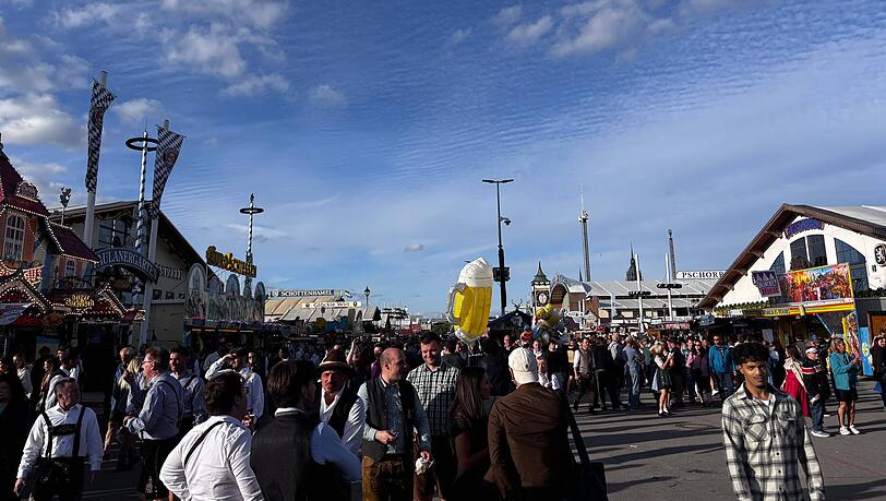 Stimmung gut und Platz ist auch da: Der erste Wiesn-Montag verläuft ruhig. Stimmung gut und Platz ist auch da: Der erste Wiesn-Montag verläuft ruhig.